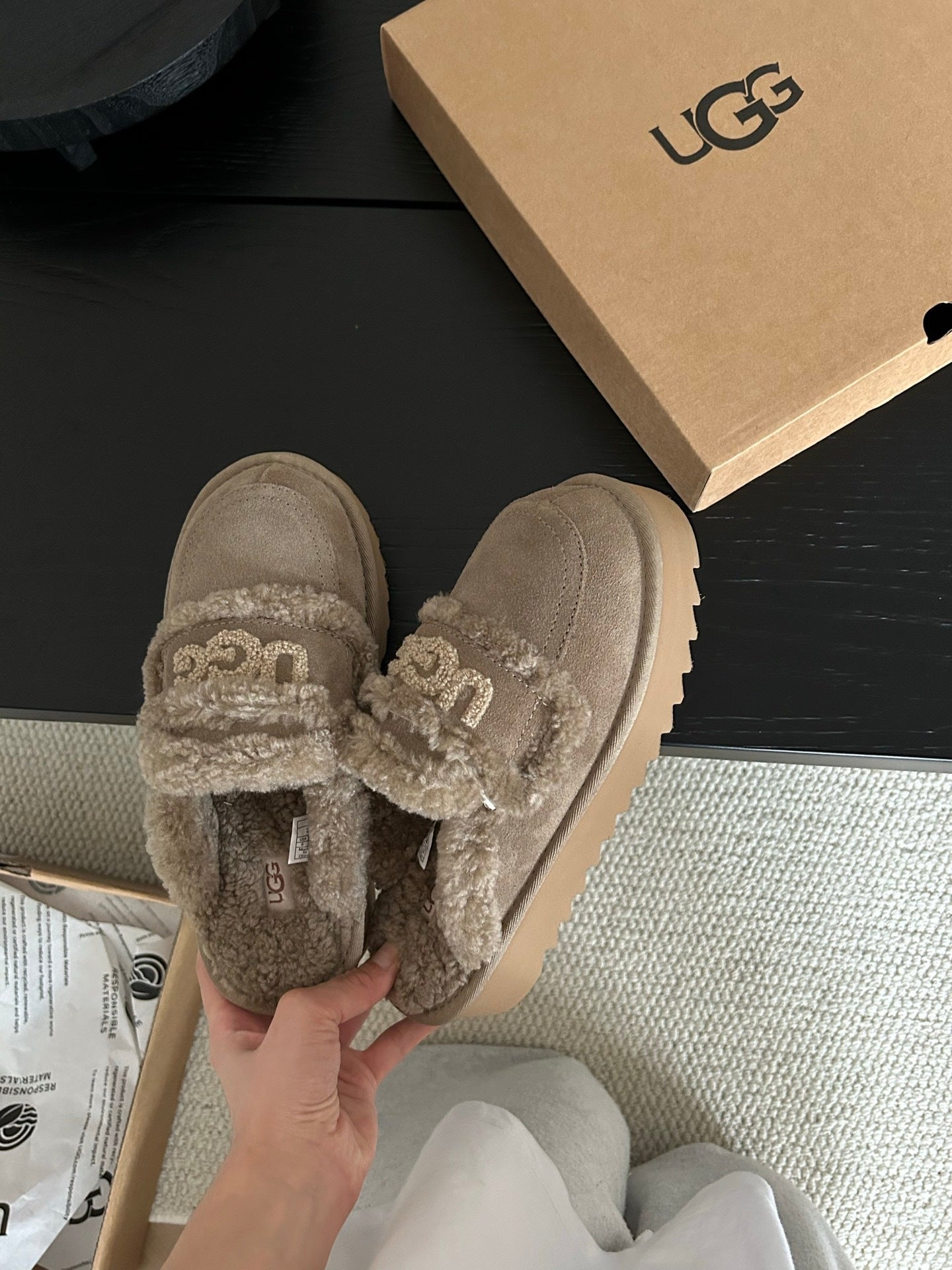 UGG SLIPPER WITH PLATFORM